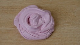 Fluffy-Slime mit UHU Bastelkleber